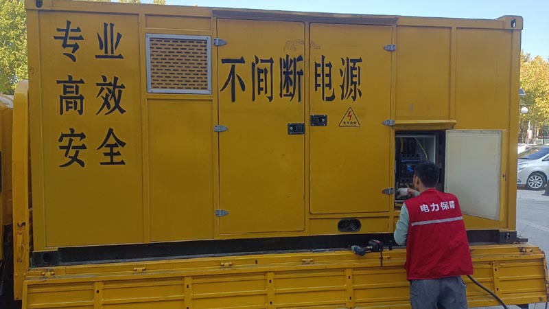 东光柴油发电机组和UPS电源配合使用时，如何避免切换过程中的电力中断？